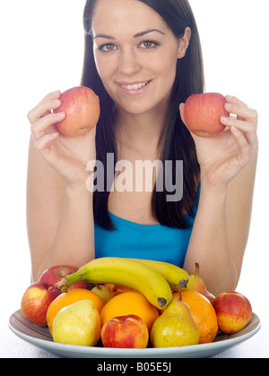 Junge Frau mit einem gesunden Schale mit frischen Reifen Obst isoliert gegen einen weißen Hintergrund mit einen Freistellungspfad Stockfoto