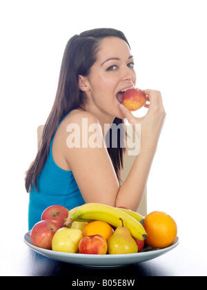 Junge Frau mit einem gesunden Schale mit frischen Reifen Obst isoliert gegen einen weißen Hintergrund mit einen Freistellungspfad Stockfoto