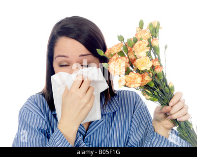Junge Frau mit Blumen mit Heuschnupfen Modell veröffentlicht