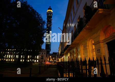 Blick auf BT Tower von Fitzroy Square, Fitzrovia, London Stockfoto