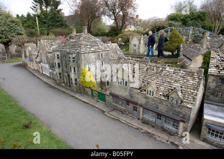 Besucher bewundern, Miniatur, Cotswold Häuser, Modell Dorf Bourton auf die Wasser-UK Stockfoto