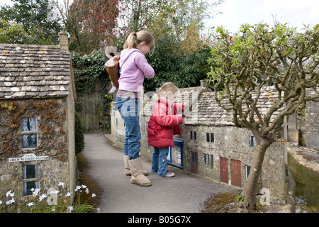 Kinder bewundern, Miniatur, Cotswold Häuser, Modell Dorf Bourton auf die Wasser-UK Stockfoto