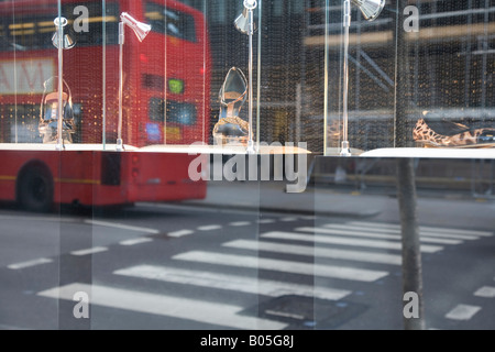 Sloane Street spiegelt sich im Fenster des Gina-Schuh-Shop Stockfoto