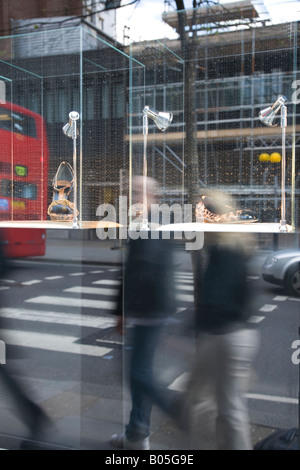 Sloane Street spiegelt sich im Fenster des Gina-Schuh-Shop Stockfoto