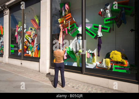 Frau Uhren bunte Fenster Harvey Nichols Shop oberen Sloane Street Knightsbridge London anzeigen Stockfoto