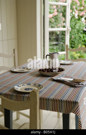 Tisch mit Tischdecke in Jim Thompson-design Stockfoto