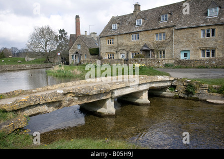 Alte Steinbrücke und Cotswold Cottages von Fluss Auge niedrigere Schlachtung Gloucestershire UK Stockfoto