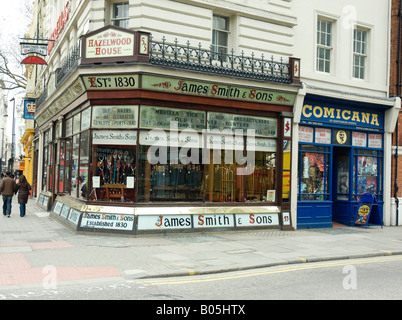 Sonnenschirmladen in der New Oxford Street in London Stockfoto