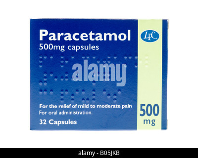 Box oder Karton von 500mg Paracetamol Schmerzmittel Tabletten oder Kapseln, über den Ladentisch, isoliert auf Weiß ohne Menschen Stockfoto