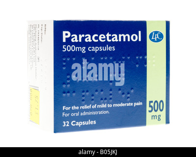 Box oder Karton von 500mg Paracetamol Schmerzmittel Tabletten oder Kapseln, über den Ladentisch, isoliert auf Weiß ohne Menschen Stockfoto