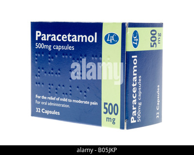 Box oder Karton von 500mg Paracetamol Schmerzmittel Tabletten oder Kapseln, über den Ladentisch, isoliert auf Weiß ohne Menschen Stockfoto