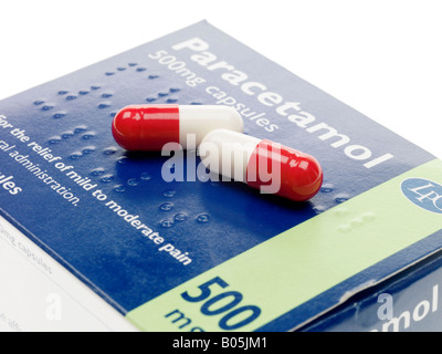 Box oder Karton von 500mg Paracetamol Schmerzmittel Tabletten oder Kapseln, über den Ladentisch, isoliert auf Weiß ohne Menschen Stockfoto