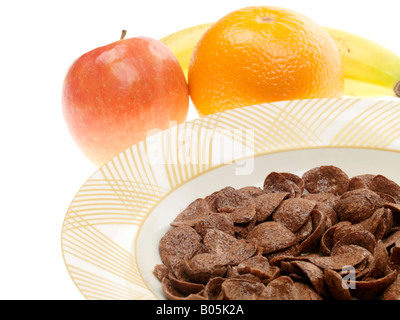 Schüssel mit Coco Pops Mega Munchers mit Früchten Stockfoto