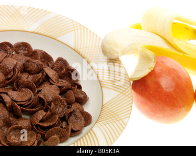 Schüssel mit Coco Pops Mega Munchers mit Früchten Stockfoto