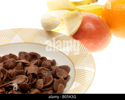 Schüssel mit Coco Pops Mega Munchers mit Früchten Stockfoto