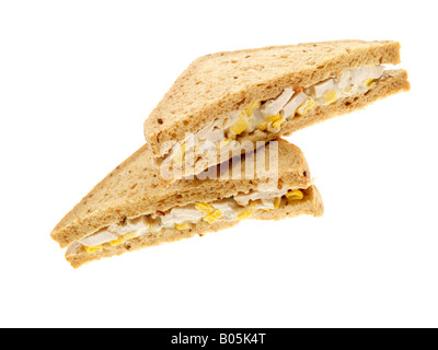 Frisch zubereitete Hähnchen und Zuckermais Sandwich in braun Brot Isoliert gegen einen weißen Hintergrund mit Freistellungspfaden und keine Leute Stockfoto