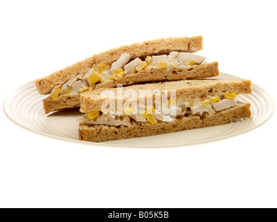 Frisch zubereitete Hähnchen und Zuckermais Sandwich in braun Brot Isoliert gegen einen weißen Hintergrund mit Freistellungspfaden und keine Leute Stockfoto