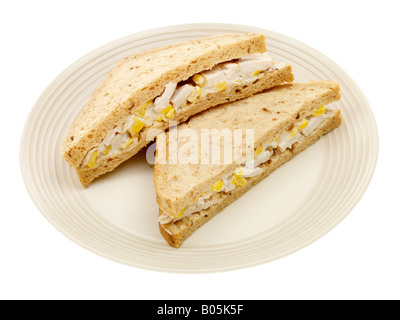 Frisch zubereitete Hähnchen und Zuckermais Sandwich in braun Brot Isoliert gegen einen weißen Hintergrund mit Freistellungspfaden und keine Leute Stockfoto