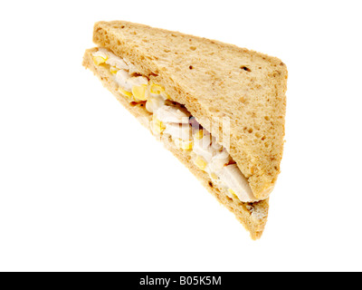 Frisch zubereitete Hähnchen und Zuckermais Sandwich in braun Brot Isoliert gegen einen weißen Hintergrund mit Freistellungspfaden und keine Leute Stockfoto