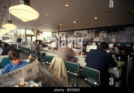 Innenansicht des Mels Drive In Restaurant bei Lombard Street in San Francisco Kalifornien, USA Stockfoto