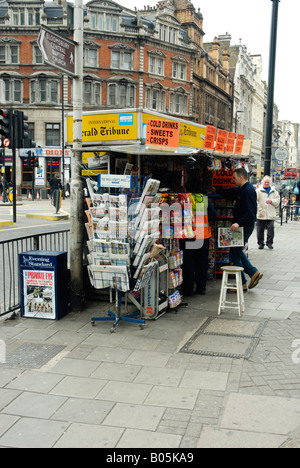 Zeitungskiosk im Zentrum von London Stockfoto