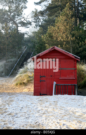 Rote Hütte am frostigen Strand Stockfoto