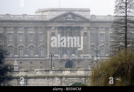 Morgendliche Aussicht von St James Park zum Buckingham Palace als Schnee beginnt zu fallen, London England. Stockfoto