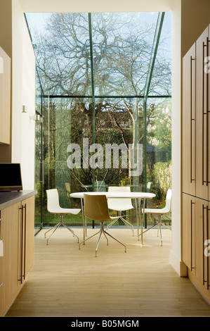 Moderner Esstisch und Stühle in Glas-Erweiterung von 3 s Architekten Stockfoto