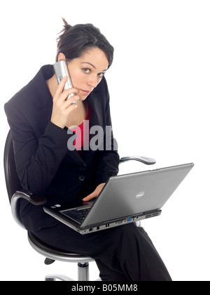 Junge Frau mit Telefon und Laptop Modell freigegeben Stockfoto