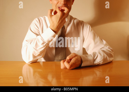 Gesten: Nägel beißen. Stockfoto