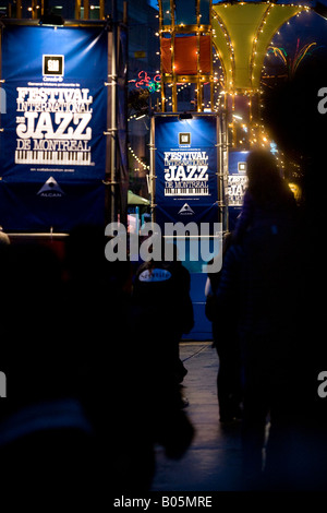 Menschen und Beschilderung auf dem Montreal International Jazz Festival 2007. Stockfoto