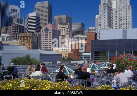 Leute sitzen in einem Café im Yerba Buena Gardens in San Francisco Kalifornien, USA Stockfoto