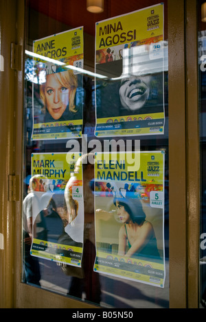 Menschen und Beschilderung auf dem Montreal International Jazz Festival 2007. Stockfoto