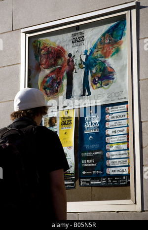 Menschen und Beschilderung auf dem Montreal International Jazz Festival 2007. Stockfoto