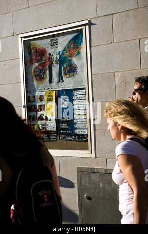 Menschen und Beschilderung auf dem Montreal International Jazz Festival 2007. Stockfoto