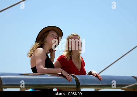 Zwei junge Frauen Sohail Aussetzung Fußgängerbrücke, Fuengirola, Costa Del Sol, Spanien Stockfoto