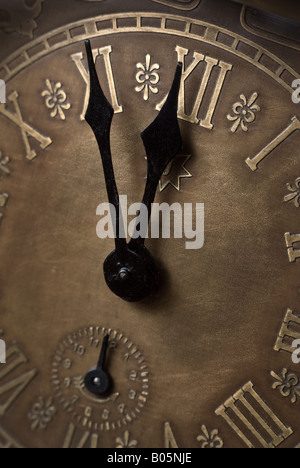 Alte Uhr mit römischen Ziffern. Selektiven Fokus auf Nummer XII. Stockfoto
