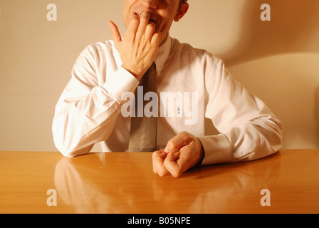 Gesten: Nägel beißen. Stockfoto