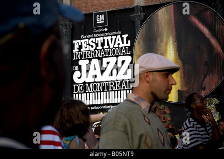 Menschen und Beschilderung auf dem Montreal International Jazz Festival 2007. Stockfoto