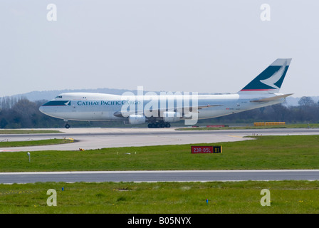 Cathay Pacific Cargo Boeing 747-267F [SCD] Rollen nach der Landung am Flughafen Manchester Ringway England Großbritannien Stockfoto