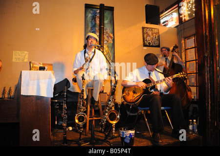 Es gibt jeden Abend Musik im Spotted Cat in New Orleans, einer der angesagten Clubs auf der Franzose Straße. Stockfoto