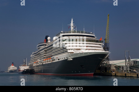 Cunard Queen Victoria und Queen Elizabeth 2 im Hintergrund, Southampton Water, Hampshire, England. Stockfoto