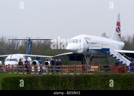 British Airways Concorde G-BOAC und Avro RJ100 auf Static Display am Flughafen Manchester Ringway England Großbritannien Stockfoto