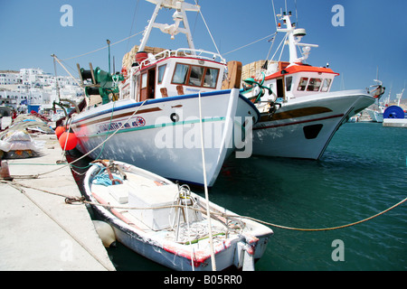 Blick auf den Hafen in Naoussa Paros, Kykladen, Griechenland Stockfoto