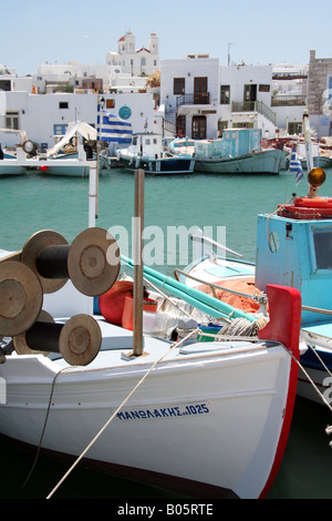 Blick auf den Hafen in Naoussa Paros, Kykladen, Griechenland Stockfoto