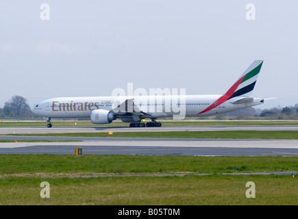 Emirates Boeing 777 - 31H ausziehen aus Manchester Ringway Airport England Großbritannien Stockfoto