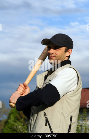 Mann üben Baseball mit Baseballschläger in Händen. Stockfoto