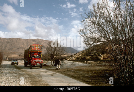 Pakistan Transport Baluchistan Quetta Bedford LKW auf unebenen Straße Stockfoto