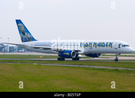 Astraeus Boeing 757-23A des Rollens for take-off am Flughafen Manchester Ringway größere Manchester England UK Stockfoto