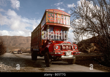 Pakistan Transport Baluchistan Quetta Bedford LKW auf unebenen Straße Stockfoto